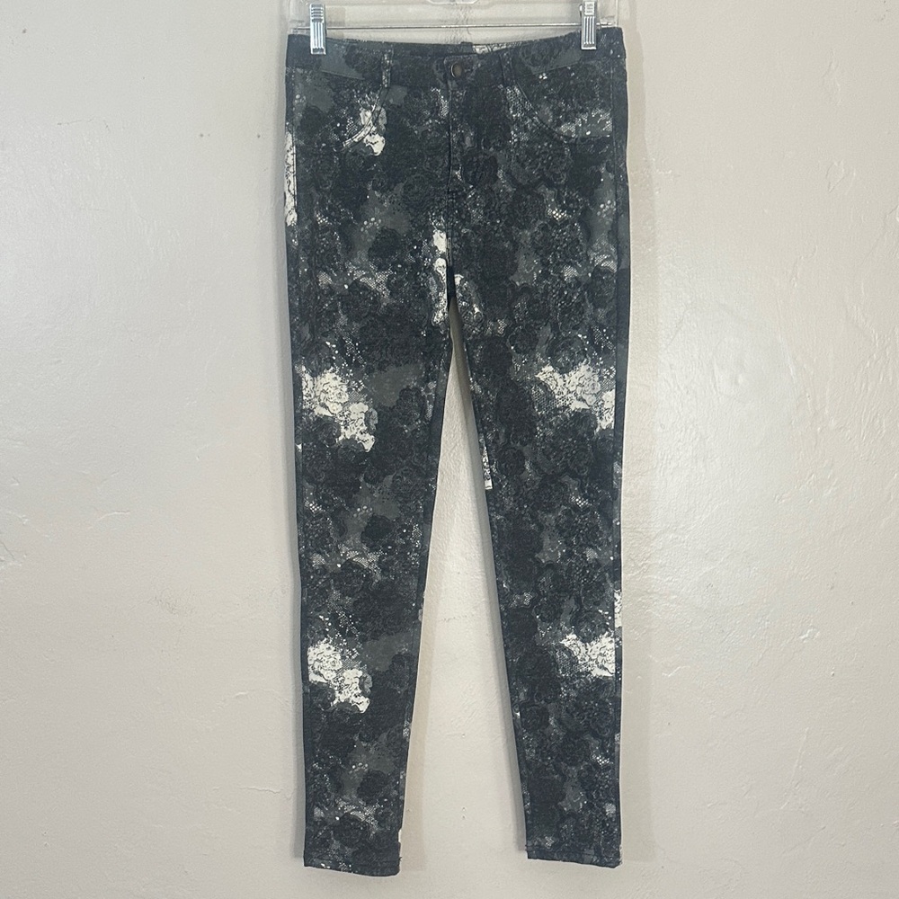 Chic Black and White Floral Skinny Pants